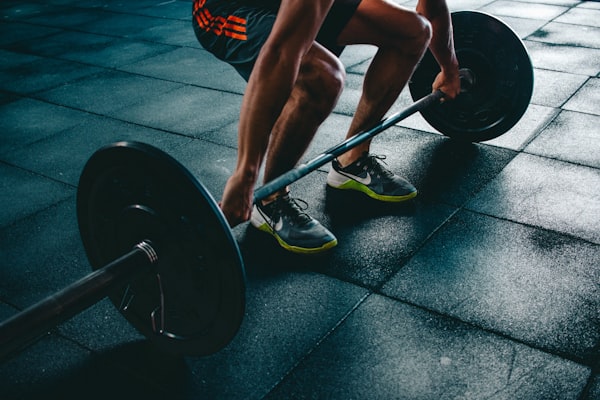 Rogue Fitness品牌专业奥林匹克杠铃杆与竞技杠铃片组合展示