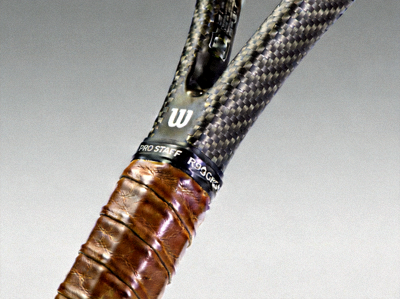 Wilson Pro Staff RF97 Autograph专业网球拍展示其碳纤维编织纹理与皮革握把